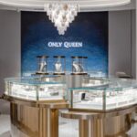 gold counter, ONLY QUEEN brand philosophy, arc aesthetics, high-end emotional jewelry, New York 1950s luxury custom brand, premium curved glass display showcase for diamond gemstone