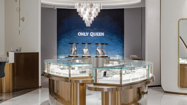 gold counter, ONLY QUEEN brand philosophy, arc aesthetics, high-end emotional jewelry, New York 1950s luxury custom brand, premium curved glass display showcase for diamond gemstone