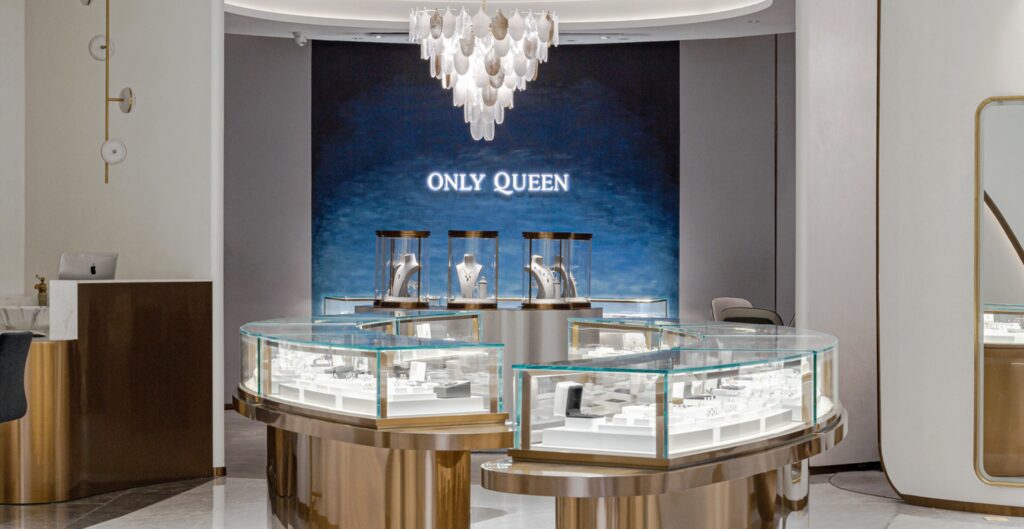 gold counter, ONLY QUEEN brand philosophy, arc aesthetics, high-end emotional jewelry, New York 1950s luxury custom brand, premium curved glass display showcase for diamond gemstone