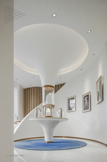 Floor-standing jewelry display cabinet